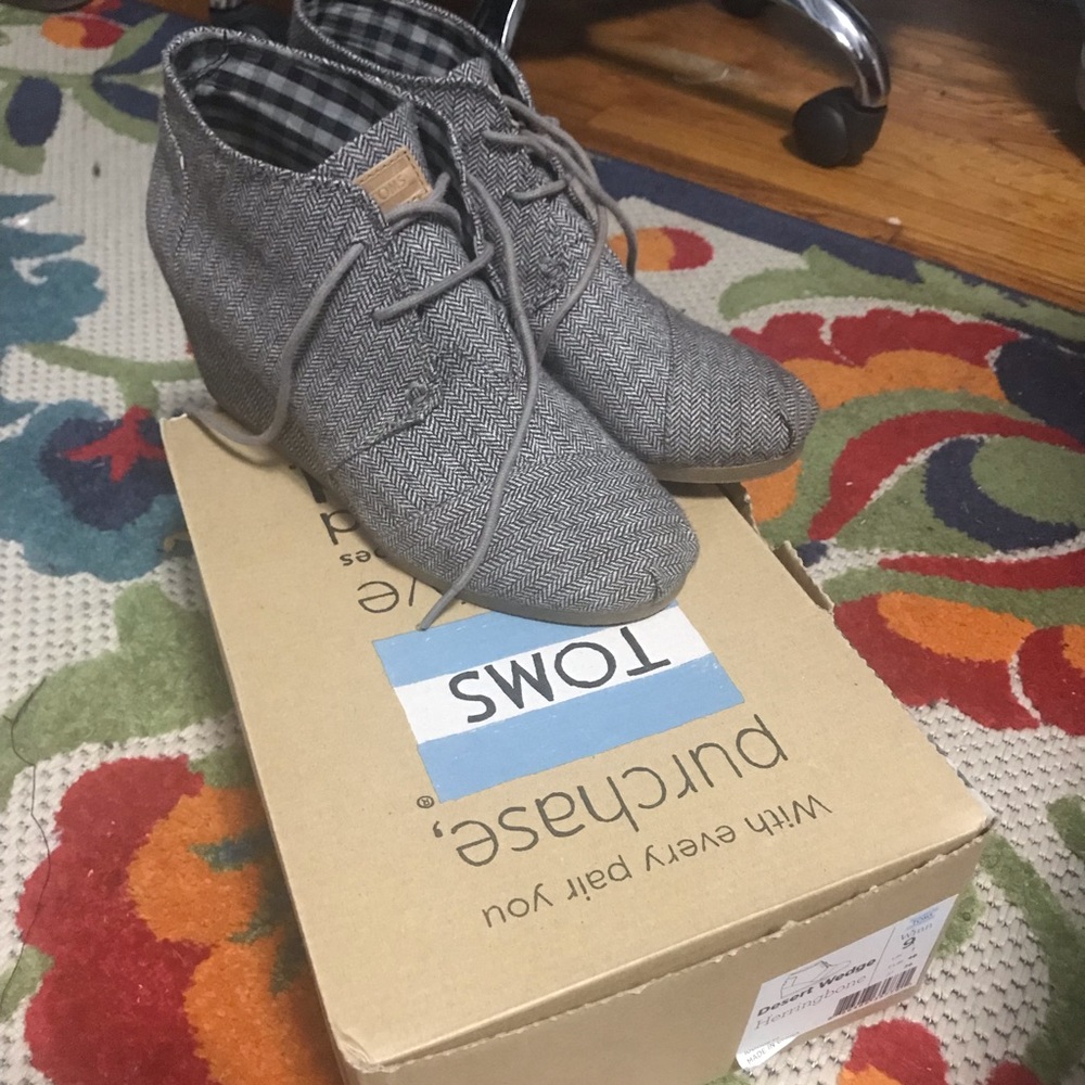 Excellent condition Tom’s Desert Wedge Booties